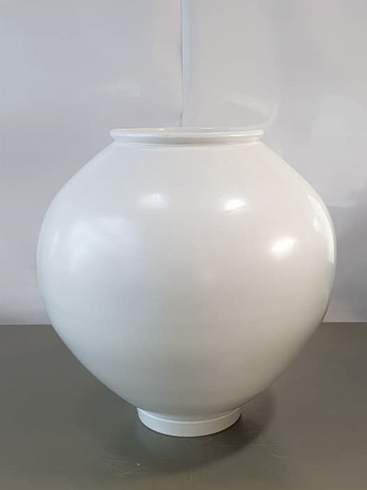 강민수 작가의 백자 달항아리 (높이)58 x(배지름)58.2 x(궆) 21.5cm