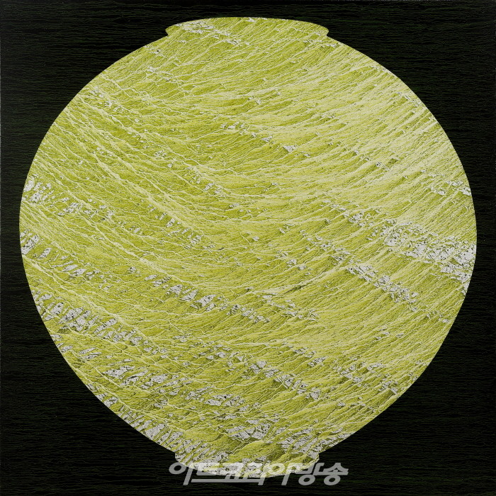 채성필 Pot de lune (220515), 100x100cm, Pigments naturels sur toile, 2022