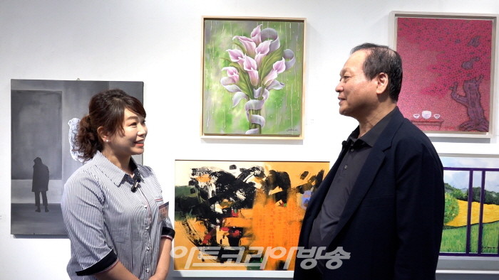 박은아 작가가 제2회 아트코리아미술대전에서 김한정 회장이 하는 질문에 답하고 있다.