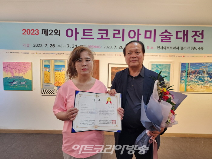 조영현 작가와 김한정 회장이 수상 후 기념사진을 찍고 있다.