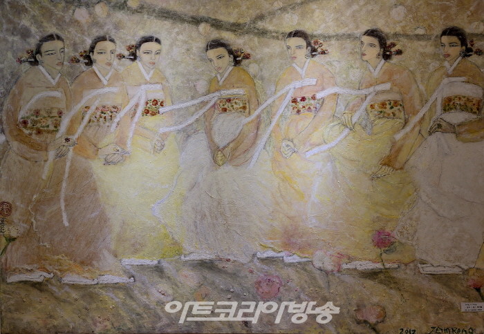 명주 드레스 여인들