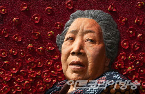 신문식 作 어머님_71x45.5cm_캔버스 위에 한지부조_2022