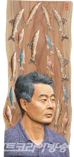 신문식 作 양평후배_44x100cm_나무판 위에 한지부조_2023