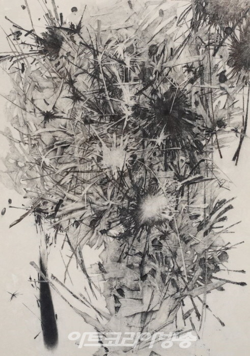 이재훈_펑펑펑_200×140cm_벽화기법(장지, 석회, 먹, 목탄, 목탄가루, 아교, 수간채색)_2023