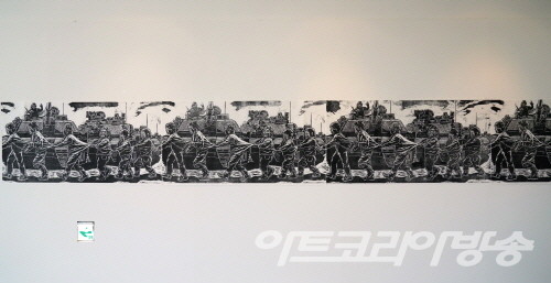 이태호 作_작품명기차놀이_목판화_8000x700mm_2021