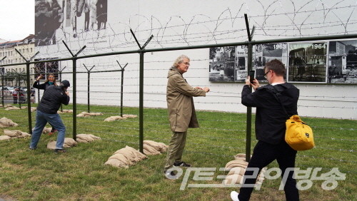 차주만 作_장소.베를린장벽 50m 설치미술_고무+프라스틱_2022