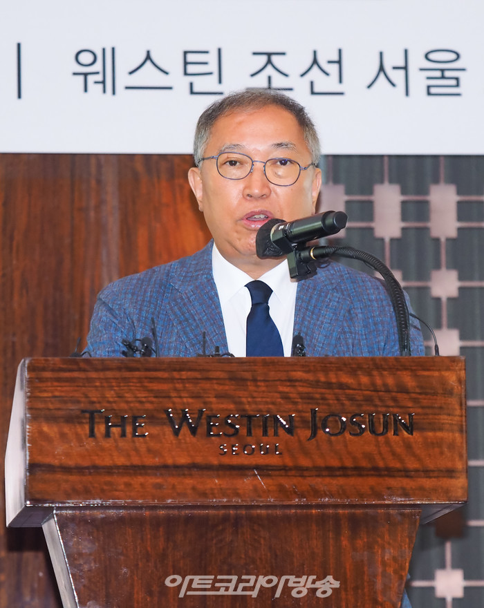 한국화랑협회 황달성 회장이 17일 오전 서울 중구 웨스틴조선 호텔에서 진행된 아트페어 키아프 서울(Kiaf SEOUL, 이하 키아프)과 프리즈 서울(Frieze Seoul) 공동 기자간담회에 참석해 인사말을 하고 있다. 2023.08.17 사진 ⓒ아트코리아방송 이용선 기자