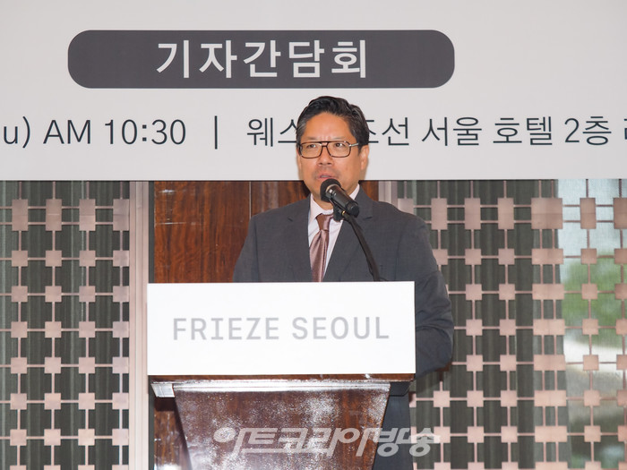 프리즈 서울의 패트릭 리 디렉터가 17일 오전 서울 중구 웨스틴조선 호텔에서 진행된 아트페어 키아프 서울(Kiaf SEOUL, 이하 키아프)과 프리즈 서울(Frieze Seoul) 공동 기자간담회에 참석해 인사말을 하고 있다. 2023.08.17 사진 ⓒ아트코리아방송 이용선 기자