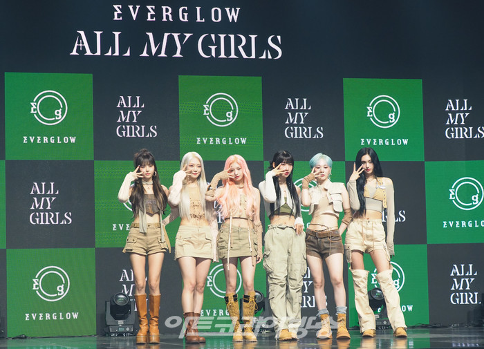 에버글로우 네 번째 싱글 '올 마이 걸스' (ALL MY GIRLS) 발매 기념 쇼케이스(사진 왼쪽부터 이유-온다-이런-시현-미아-아샤   ) 2023.08.18 사진 ⓒ아트코리아방송 이용선 기자
