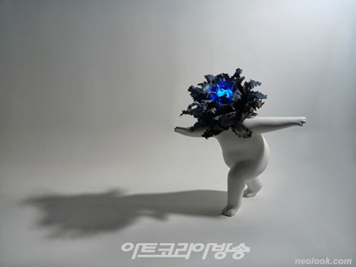 박주영 PARK Juyoung_꿈꾸는 꽃-푸른 악몽_혼합재료_130×100×75cm_2023