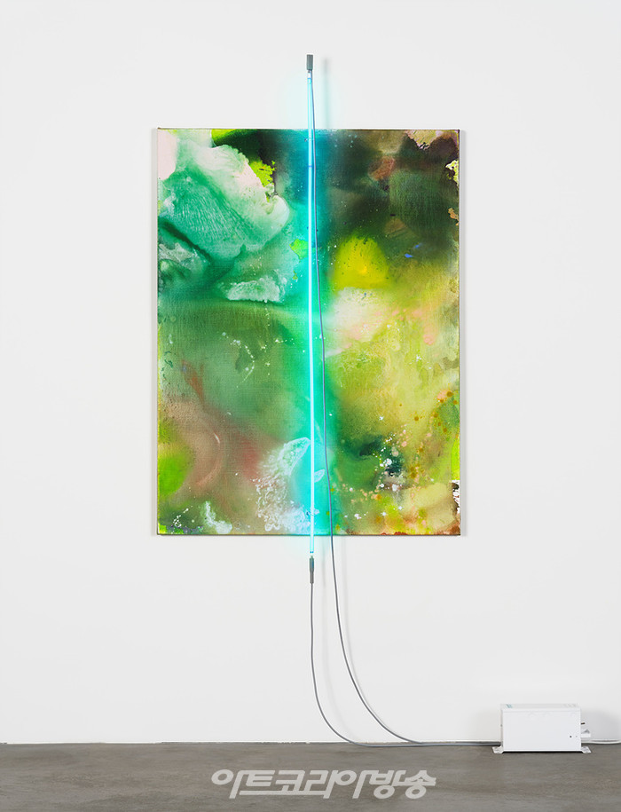 메리 웨더포드 Turquoise and Cockle Shells, 2023. 제공 데이비드 코단스키 갤러리