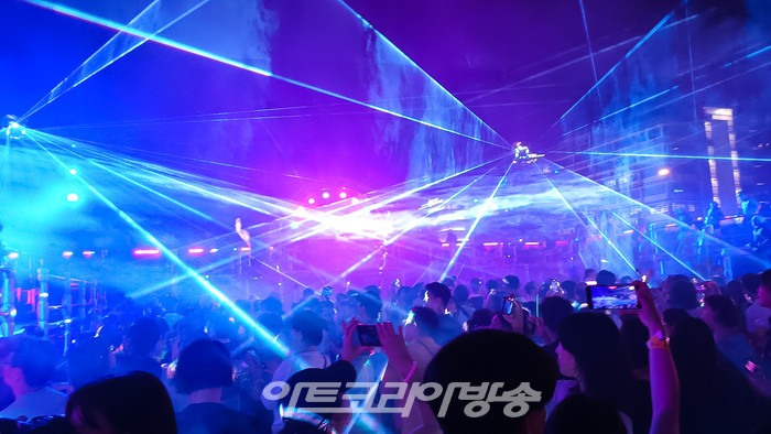 세종썸머페스티벌의 앰비규어스댄스컴퍼니의 DJ 파티 및 공연팀 공연. 2023.08.25 사진 ⓒ아트코리아방송 이용선 기자