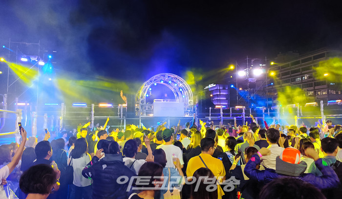 세종썸머페스티벌의 앰비규어스댄스컴퍼니의 DJ 파티 및 공연팀 공연. 2023.08.25 사진 ⓒ아트코리아방송 이용선 기자