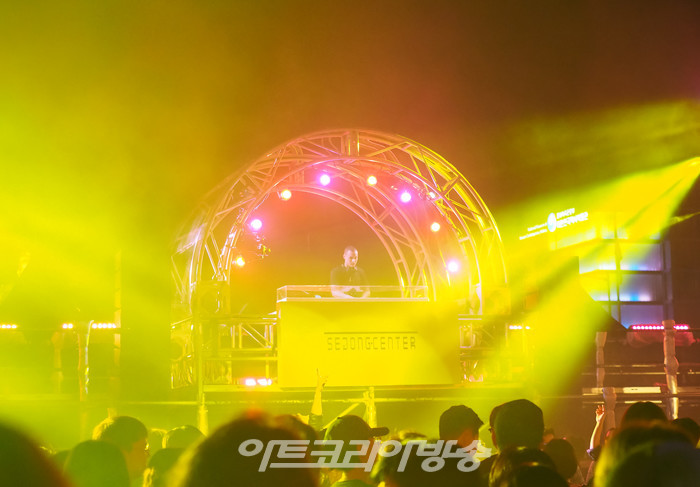 세종썸머페스티벌의 앰비규어스댄스컴퍼니의 DJ 파티 및 공연팀 공연. 2023.08.25 사진 ⓒ아트코리아방송 이용선 기자
