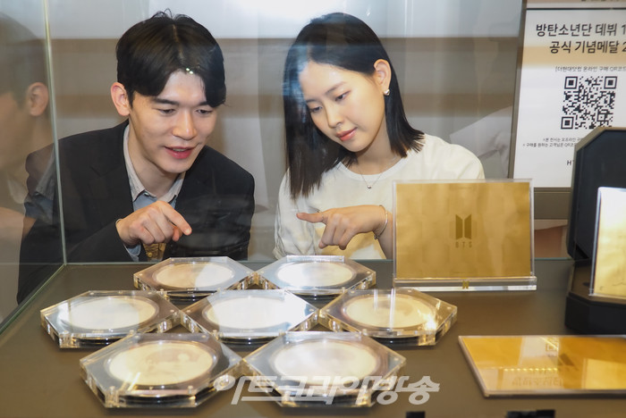 한국조폐공사는 1일 경기도 분당수 현대백화점 판교점에서 방탄소년단 데뷔 10주년 공식 2차 기념메달 행사를 진행하였다. 모델들이 기념 포즈를 취하고 있다. 기념메달에는 방탄소년단 초상이 담겨있다. 2023.09.01 사진 ⓒ아트코리아방송 이용선 기자