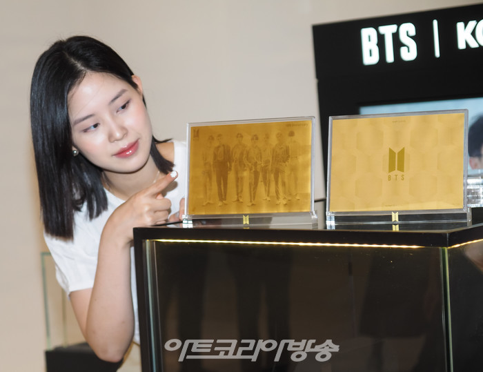 한국조폐공사는 1일 경기도 분당수 현대백화점 판교점에서 방탄소년단 데뷔 10주년 공식 2차 기념메달 행사를 진행하였다. 모델들이 기념 포즈를 취하고 있다. 기념메달에는 방탄소년단 초상이 담겨있다. 2023.09.01 사진 ⓒ아트코리아방송 이용선 기자