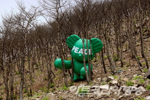 임지빈 作_PEACE_4x4x6m_Variable installation balloon_2023 · Let’s Forest 2023, 서울