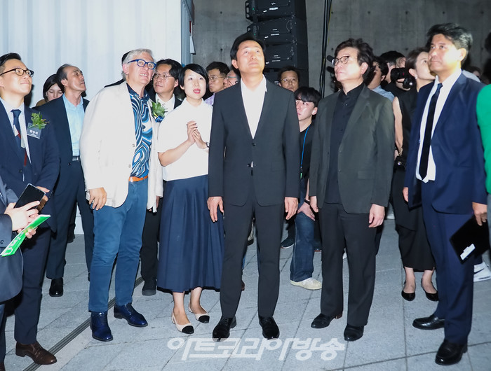 오세훈 서울시장을 비롯해 디지털 아트거장 미구엘 슈발리에, 서울디자인재단 이경돈 대표이사 등이 8월 31일 서울 동대문구 동대문디자인플라자에서 열린  '서울라이트 DDP 2023 가을' 행사로 길이 222m DDP 메인 파사드면을 활용한 미구엘 슈발이에의 신작 '메타-네이처 AI'를 관람하고 있다. 2023.08.31 사진 ⓒ아트코리아방송 이용선 기자