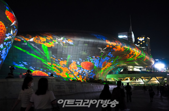 222m DDP 메인 파사드면을 활용한 미구엘 슈발이에의 신작 '메타-네이처 AI' 전시. 2023.08.31 사진 ⓒ아트코리아방송 이용선 기자