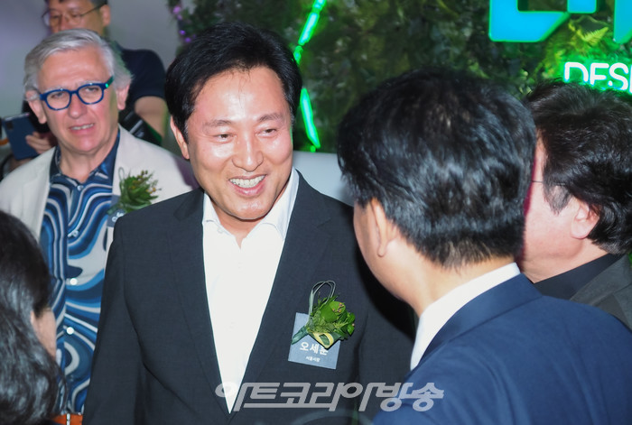 오세훈 서울시장이 8월 31일 오후 서울 동대문구 동대문디자인플라자(DDP)에서 시작하는 '서울라이트 DDP 2023 가을' 오픈식에 참석한 관계자들과 인사하고 있다. 2023.08.31 사진 ⓒ아트코리아방송 이용선 기자