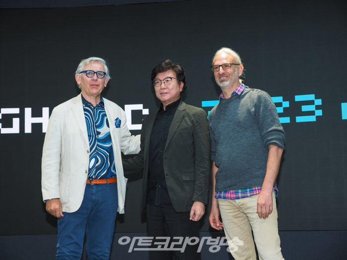 '서울라이트 DDP 2023 가을' 행사가 8월 31일 오후 서울 동대문구 동대문디자인플라자(DDP)에서 기자간담회를 가졌다. 서울디자인재단 이경돈 대표와 디지털 아트 거장 미구엘 슈발리에, 환경 설치 예술가 댄 아셔가 포토타임을 가지고 있다. 2023.08.31 사진 ⓒ아트코리아방송 이용선 기자