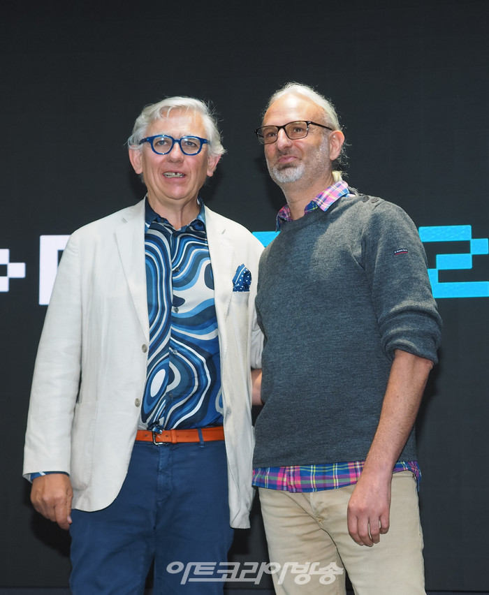 '서울라이트 DDP 2023 가을' 행사가 8월 31일 오후 서울 동대문구 동대문디자인플라자(DDP)에서 기자간담회를 가졌다. 디지털 아트 거장 미구엘 슈발리에, 환경 설치 예술가 댄 아셔가 포토타임을 가지고 있다. 2023.08.31 사진 ⓒ아트코리아방송 이용선 기자