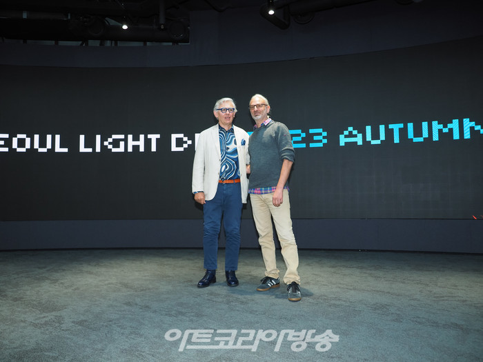 '서울라이트 DDP 2023 가을' 행사가 8월 31일 오후 서울 동대문구 동대문디자인플라자(DDP)에서 기자간담회를 가졌다. 디지털 아트 거장 미구엘 슈발리에, 환경 설치 예술가 댄 아셔가 포토타임을 가지고 있다. 2023.08.31 사진 ⓒ아트코리아방송 이용선 기자