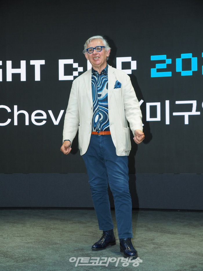 '서울라이트 DDP 2023 가을' 행사가 8월 31일 오후 서울 동대문구 동대문디자인플라자(DDP)에서 기자간담회를 가졌다. 디지털 아트 거장 미구엘 슈발리에이 포토타임을 가지고 있다. 2023.08.31 사진 ⓒ아트코리아방송 이용선 기자