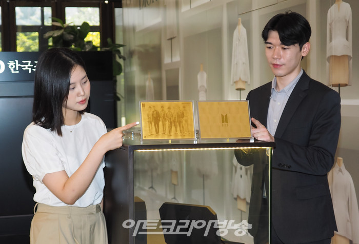 한국조폐공사는 1일 경기도 분당수 현대백화점 판교점에서 방탄소년단 데뷔 10주년 공식 2차 기념메달 행사를 진행하였다. 모델들이 기념 포즈를 취하고 있다. 기념메달에는 방탄소년단 초상이 담겨있다. 2023.09.01 사진 ⓒ아트코리아방송 이용선 기자