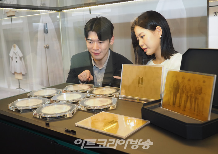 한국조폐공사는 1일 경기도 분당수 현대백화점 판교점에서 방탄소년단 데뷔 10주년 공식 2차 기념메달 행사를 진행하였다. 모델들이 기념 포즈를 취하고 있다. 기념메달에는 방탄소년단 초상이 담겨있다. 2023.09.01 사진 ⓒ아트코리아방송 이용선 기자