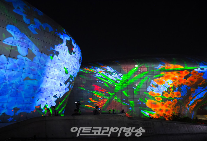 '서울라이트 DDP 2023 가을' 행사 중 미구엘 슈발리에 신작 '메타-네이처 AI' 시연. 2023.08.31 사진 ⓒ아트코리아방송 이용선 기자