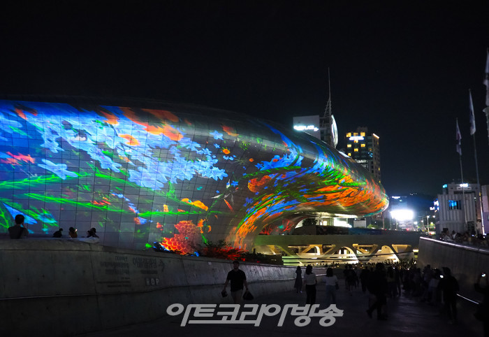 '서울라이트 DDP 2023 가을' 행사 중 미구엘 슈발리에 신작 '메타-네이처 AI' 시연. 2023.08.31 사진 ⓒ아트코리아방송 이용선 기자