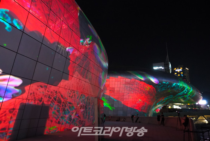 '서울라이트 DDP 2023 가을' 행사 중 미구엘 슈발리에 신작 '메타-네이처 AI' 시연. 2023.08.31 사진 ⓒ아트코리아방송 이용선 기자