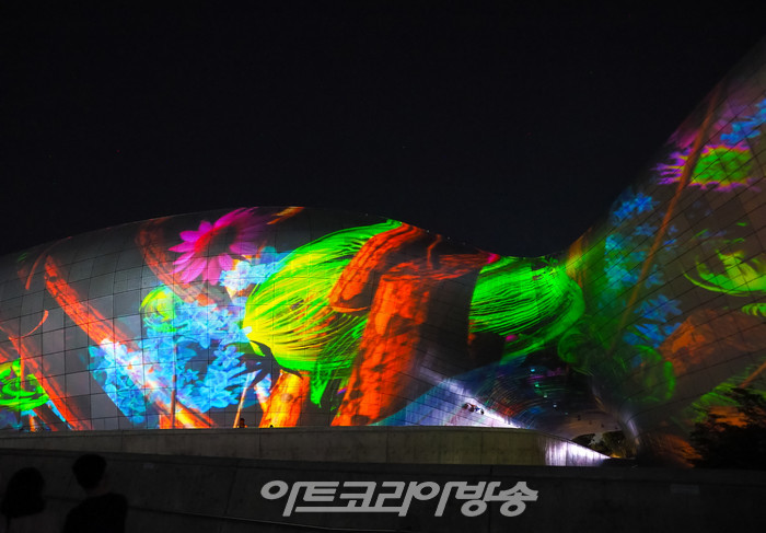 '서울라이트 DDP 2023 가을' 행사 중 미구엘 슈발리에 신작 '메타-네이처 AI' 시연. 2023.08.31 사진 ⓒ아트코리아방송 이용선 기자