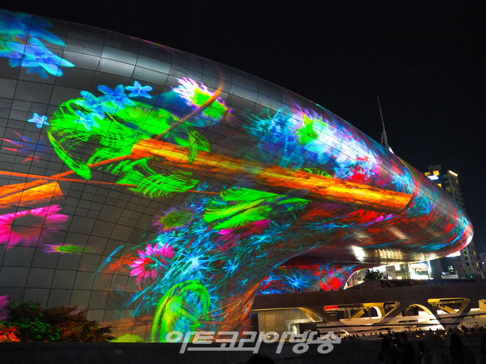 '서울라이트 DDP 2023 가을' 행사 중 미구엘 슈발리에 신작 '메타-네이처 AI' 시연. 2023.08.31 사진 ⓒ아트코리아방송 이용선 기자