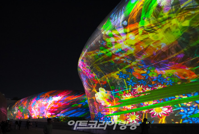 '서울라이트 DDP 2023 가을' 행사 중 미구엘 슈발리에 신작 '메타-네이처 AI' 시연. 2023.08.31 사진 ⓒ아트코리아방송 이용선 기자