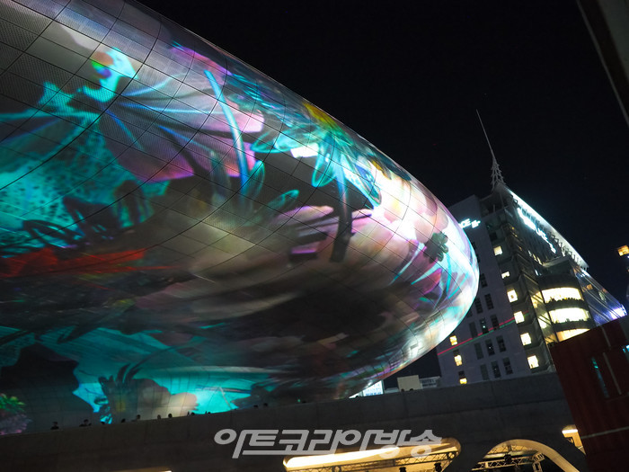 '서울라이트 DDP 2023 가을' 행사 중 미구엘 슈발리에 신작 '메타-네이처 AI' 시연. 2023.08.31 사진 ⓒ아트코리아방송 이용선 기자