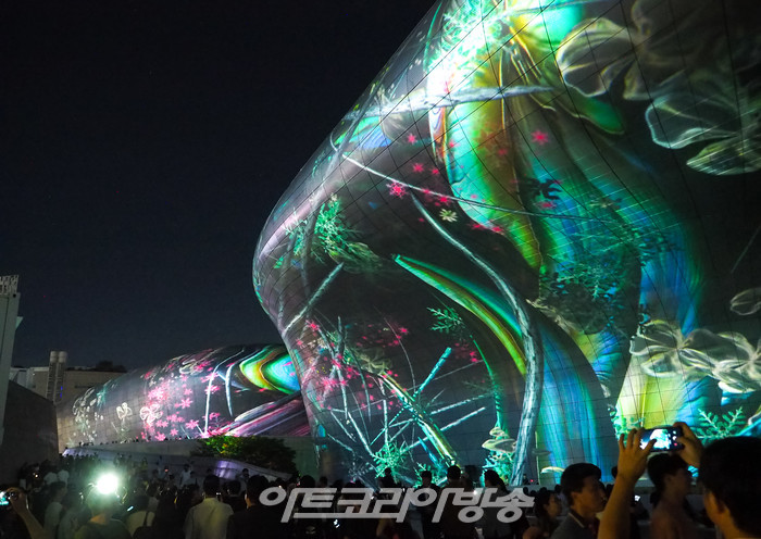 '서울라이트 DDP 2023 가을' 행사 중 미구엘 슈발리에 신작 '메타-네이처 AI' 시연. 2023.08.31 사진 ⓒ아트코리아방송 이용선 기자