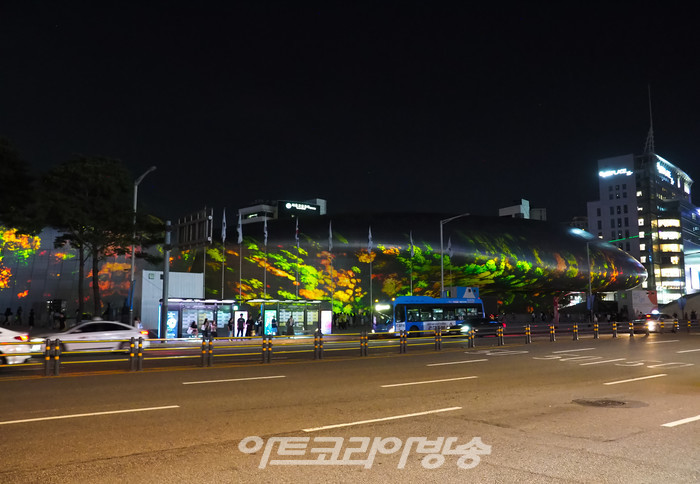 '서울라이트 DDP 2023 가을' 행사 중 미구엘 슈발리에 신작 '메타-네이처 AI' 시연. 2023.08.31 사진 ⓒ아트코리아방송 이용선 기자