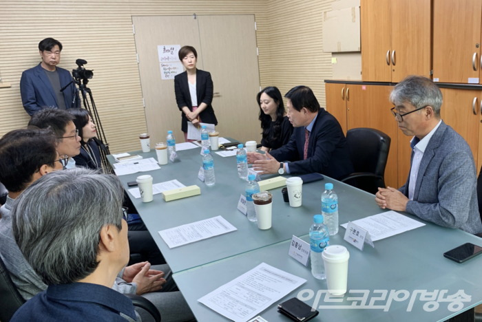 인사아트프라자 갤러리와  서울문화재단이 서울 지역 예술지원 확대를 위한 업무협약식을 가졌다. 인사아트프라자 갤러리 박복신 회장과 서울문화재단 이창기 대표이사의 업무체결 장면