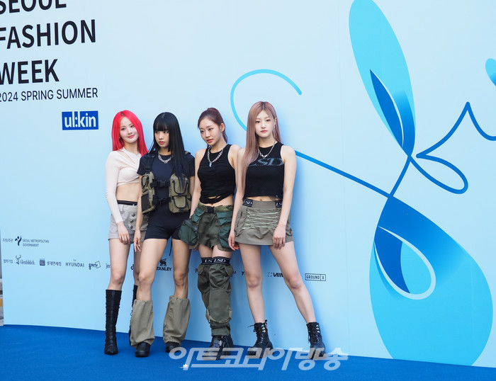 2024 SS 서울패션위크 얼킨 컬렉션 포토월 행사(나윤&혜빈) 2023.09.05 사진 ⓒ아트코리아방송 이용선 기자