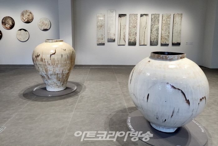 서울공예박물관 '공예 다이얼로그' 특별기획전-분청 이강효 작품사진