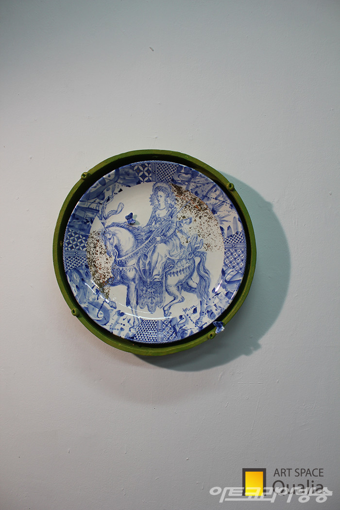 김정범 _ unknown lady 420x420x70 ceramic, terracotta, 2023