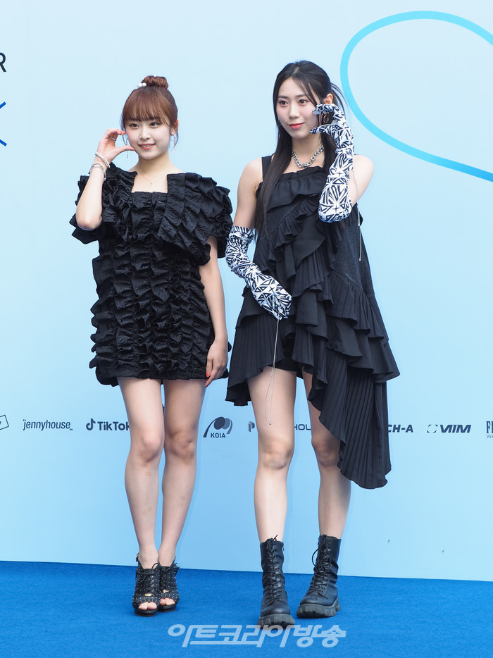 2024 SS 서울패션위크 홀리넘버세븐 컬렉션 포토월 행사(아일리원 리리카-엘바) 2023.09.06 사진 ⓒ아트코리아방송 이용선 기자