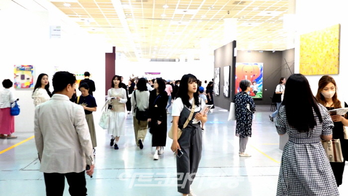 Kiaf SEOUL 2023, ‘현장 스케치 및 즉석 인터뷰’