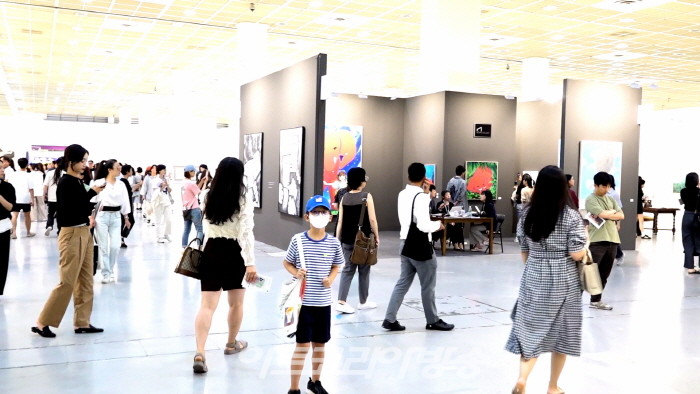 Kiaf SEOUL 2023, ‘현장 스케치 및 즉석 인터뷰’