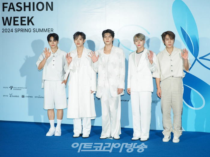 2024 SS 서울패션위크 메트로시티 컬렉션 포토월 행사(그룹 배너) 2023.09.09 사진 ⓒ아트코리아방송 이용선 기자