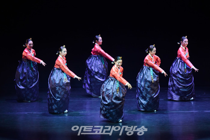 입춤. 출처 선운임이조춤보존회