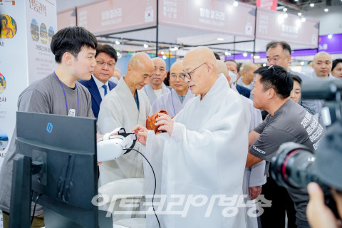 조계종 총무원장 진우 스님이 2023대한민국불교문화엑스포 부스에서 VR을 직접 체험해보고 있다