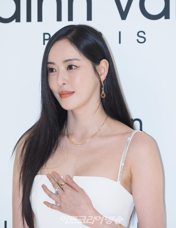 딘반(dinh van) 매장 오픈 기념 포토월 행사(이다희). 2023.09.20 사진 ⓒ아트코리아방송 이용선 기자